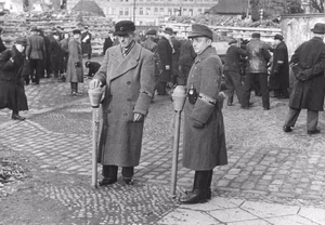 For documentary purposes the German Federal Archive often retained the original image captions , which may be erroneous, biased, obsolete or politically extreme . Berlin, Bau einer Panzersperre Scherl: ADN-ZB/Archiv Das faschistische Deutschland im II. Weltkrieg 1939-45 Berlin wird am 1. Februar 1945 zum "Verteidigungsbereich" erklärt. Zwei mit Panzerfäusten bewaffnete Volkssturmsoldaten stehen Posten beim Bau einer Panzersperre am S-Bahnhof Hermannstraße in Neukölln am 10. März.. 297-45