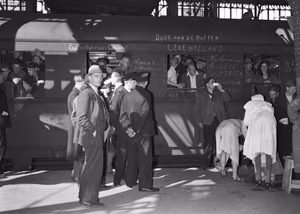 Afbeelding van de aankomst van gerepatrieerden per trein uit Duitsland op het N.S.-station Utrecht C.S. te Utrecht.