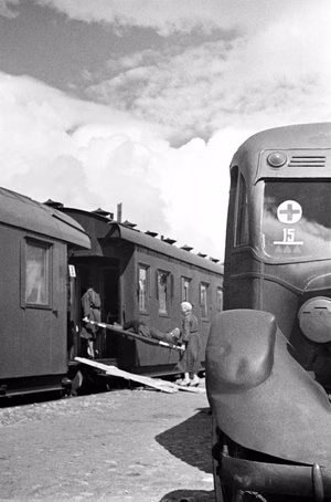Погрузка раненых в санитарный поезд. Ленинград, [1943 г.] Фото М. Трахмана. Главархив Москвы