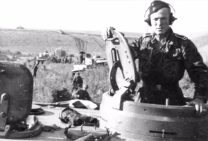 Sowjetunion, Kursk.- "Unternehmen Zitadelle".- Obercharführer der Waffen-SS-Division "Das Reich" in Turmluke eines Panzer VI "Tiger I"; SS-PK — Schlacht um Kursk