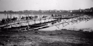 Eine Pionierbrücke über die Düna