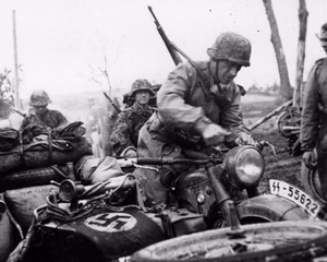 Sowjetunion-Nord.- Motorisierte Einheit der Waffen-SS-Division "Totenkopf", Soldat auf Motorrad mit Beiwagen — Russland