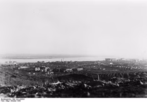 For documentary purposes the German Federal Archive often retained the original image captions , which may be erroneous, biased, obsolete or politically extreme . Russland, Kampf um Stalingrad, Zerstörungen An der Sowjetfront: Das nördliche Stalingrad.- Blick auf das heiß umkämpfte nördliche Stalingrad, in dem die großen Werke liegen, die trotz heftigsten Widerstandes eines nach dem anderen fallen. PK-Aufnahme: Kriegsberichter Ollig (sch) 6204-42 "Fr.f.D.OKW" Oktober 1942 [Herausgabedatum] [Sowjetunion.- Schlacht um Stalingrad]