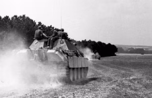 Frankreich, nach Invasion.- Jagdpanther, Panzerjäger "Panther" (8,8cm), (Sd.Kfz. 173) im Gelände; KBZ OB West — Frankreich
