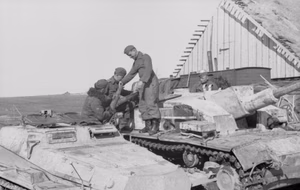 Sowjetunion-Mitte, Raum Smolensk.- Umladen eines Scherenfernrohrs von einem leichten Schützenpanzer (Sd.Kfz. 250) in ein Sturmgeschütz III, März-Mai 1943; PK 689 — Russland — Das Foto zeigt das Aufmunitionieren eines Sturmgeschütz III aus einem gepanzerten Munitionstransport Kraftwagen (Sd.Kfz 250/6B).