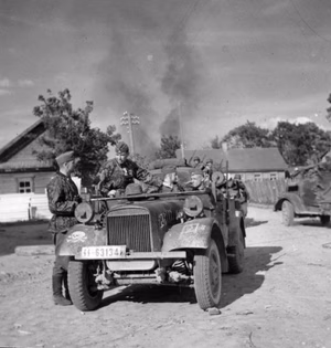 Sowjetunion-Nord.- Division "Totenkopf" der Waffen-SS, Halt einer motorisierten Kolonne in einer eroberten Ortschaft im Baltikum — Russland