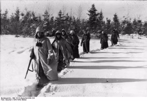 Sowjetunion, Männer der SS-Kavallerie-Division beim infanteristischen Einsatz, Vorgehen im tiefen Schnee; SS-PK — Russland