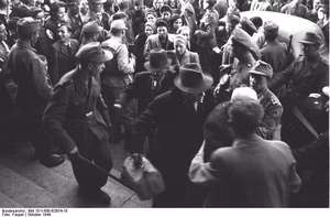 Ungarn, Budapest.- Ungarische und deutsche Soldaten treiben verhaftete Juden ins Stadttheater, 20./22. Oktober 1944; Einsatz Kompanie Lw zbV — Budapest
