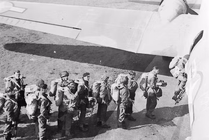 British troops of the 1st Airborne Division emplaning