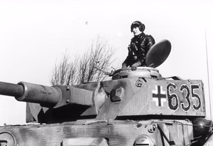 Belgien/Frankreich.- II./SS-Pz.-Rgt. 12 "Hitlerjugend". Panzer IV mit Seitenschürzen (Turmnummer 635). Übung unter Aufsicht von Offizieren des Heeres. Panzersoldat im Turm; PK 698 — Im Westen