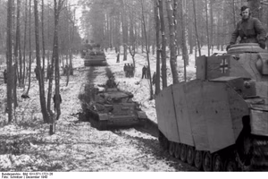 Sowjetunion-Nord, bei Kirowograd.- Kolonne von Panzer IV, dahinter zwei Panzer VI "Tiger I" des II. SS-Pz-Korps "Das Reich" bei Fahrt auf einem Weg in verschneitem Wald; PK Fs AOK — Russland