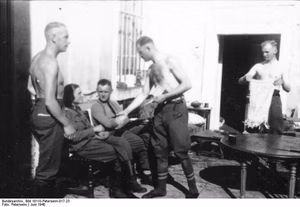 Frankreich, Paris.- Angehörige der Waffen-SS, Freizeit — Frankreich