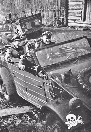 Sowjetunion.- Angehörige der Waffen-SS-Division "Totenkopf" in VW-Kübelwagen — Russland