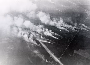 Branden op de Ginkelse Heide bij Ede tijdens de luchtlandingen op 18 september 1944. Let op de eenzame glider die richting Wolfheze daalt.