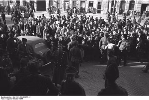 Ungarn, Budapest.- Ungarische und deutsche Soldaten treiben verhaftete Juden ins Stadttheater, 20./22. Oktober 1944; Einsatz Kompanie Lw zbV — Budapest