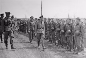 Rußland.- Heinrich Himmler bei einem Frontbesuch. Abschreiten einer Ehrenformation der Waffen-SS-Division "Wiking"; SS-PK — Russland