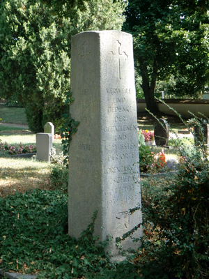 Der Gedenkstein zur Erinnerung an die ermordete Zivilbevölkerung durch die Rote Armee und die schrecklichen Ereignisse in den letzten Tagen des 2. Weltkrieges in Lorenzkirch und an die erste Begegnung US-amerikanischer und sowjetischer Truppen auf deutschem Boden am Elbe Day, den 25. April 1945, um 12.00-13.00 Uhr auf den Elbwiesen in Lorenzkirch.