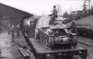Belgien/Frankreich.- Nachschub per Eisenbahn; Panzerjäger "Marder I" auf Eisenbahnwagen; PK 698