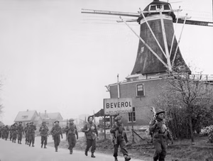 Infantry of the Regiment de Maisonneuve moving through Holten to Rijssen, both towns in the Netherlands. 9 April 1945. Lt. D. Guravitch. Canadian Military photograph. New York Times Paris Bureau Collection. (USIA) NARA FILE #: 306-NT-1334B-11 WAR & CONFLICT BOOK #: 1081