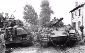 Frankreich-Nord.- zwei Panzer V "Panther" in Ortschaft, Ende Juli/Anfang September 1944; PK 698 — Nordfrankreich