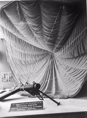 Collectie / Archief : Fotocollectie Anefo Reportage / Serie : Tentoonstelling van de Binnenlandse Strijdkrachten in warenhuis De Bijenkorf te Amsterdam Beschrijving : Een gedropt machinegeweer, Bevestigd aan een parachute om het voor schade te behoeden valt het machinegeweer uit de lucht. Datum : oktober 1945 Locatie : Amsterdam, Noord-Holland Trefwoorden : tentoonstellingen Instellingsnaam : Bijenkorf, NBS Fotograaf : Meijboom, Marius / Anefo, [onbekend] Auteursrechthebbende : Nationaal Archief Materiaalsoort : Negatief (zwart/wit) Nummer archiefinventaris : bekijk toegang 2.24.01.04 Bestanddeelnummer : 900-8241