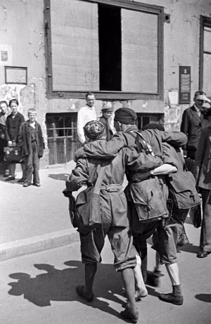 «В госпиталь» (авторское название). Ленинград, [1942 г.] Фото М. Трахмана. Главархив Москвы