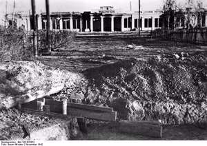 For documentary purposes the German Federal Archive often retained the original image captions , which may be erroneous, biased, obsolete or politically extreme . Russland, Kampf um Stalingrad, Zerstörungen Das zerstörte Traktorenwerk in der Festung Stalingrad. PK-Aufnahme: Kriegsberichter Bauer-Altvater (Sch) 7.11.42 [Herausgabedatum] (6186) [Sowjetunion.- Schlacht um Stalingrad]