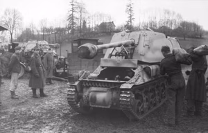 Im Westen: Belgien/Frankreich.- Nachschub per Eisenbahn, Jagdpanzer "Marder I", 7,5cm Pak auf französischen Lorraine Fahrgestell; PK 698 — Im Westen