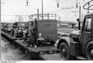 Frankreich-Süd.- Angehörige der Waffen-SS-Totenkopf-Division beim Verladen von Fahrzeugen und Waffen auf Eisenbahnzug — Südfrankreich