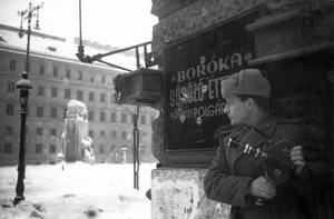 Vértanúk tere a Nádor utcából nézve, szemben a Földművelésügyi Minisztérium épülete, középen a Nemzeti vértanúk emlékműve.
