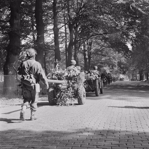 The British Airborne Division at Arnhem and Oosterbeek in Holland Men of the 2nd Battalion South Staffordshire Regiment entering Oosterbeek along the Utrechtsweg on their way towards Arnhem, 18 September 1944.