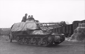 Im Westen: Belgien/Frankreich.- Nachschub per Eisenbahn, Jagdpanzer "Marder I", 7,5cm Pak auf Gw Lorraine (fr.) nach dem Abladen; PK 698 — Im Westen