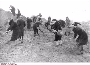 For documentary purposes the German Federal Archive often retained the original image captions , which may be erroneous, biased, obsolete or politically extreme . Berlin, Bau von Panzergräben am Stadtrand ADN-ZB/Archiv Das faschistische Deutschland im II. Weltkrieg 1939-45 Berlin wird am 1. Februar 1945 zum "Verteidigungsbereich" erklärt. Die Bevölkerung wird zum Bau von Straßensperren, Stellungen u.ä. befohlen. Frauen heben im Schneetreiben am Stadtrand Panzergräben aus. Aufnahme Februar/März 1945 343-45