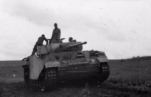 Sowjetunion.- Panzer III mit Seitenschürzen (Turmnummer 102?) der Waffen-SS (Totenkopf-Division) — Russland