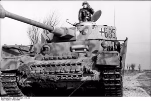 Belgien, Frankreich.- II. SS-Panzer-Regiment 12 "Hitlerjugend"; Panzer IV mit Seitenschürzen (Turmnummer 635); Übung unter Aufsicht von Offizieren des Heeres; Panzersoldat im Turm; PK 698 — Im Westen