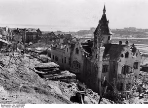 For documentary purposes the German Federal Archive often retained the original image captions , which may be erroneous, biased, obsolete or politically extreme . Russland, Kampf um Stalingrad, Zerstörungen Scherl: "Die deutsche Burg" in Zarizatal Dies war das einzige Haus Stalingrads, das die deutschen Soldaten heimatlich anmutete. Es wurde genannt "die deutsche Burg im Zarizatal". Der Bewohner soll ein Fabrikbesitzer deutscher Herkunft gewesen sein. PK-Aufnahme: Kriegsberichter Heine (Sch) 26.11.42 [Herausgabedatum] (6568) ADN-Bildarchiv II. Weltkrieg 1939-45 An der Front in der Sowjetunion; November 1942 Stalingrad ist nach deutschen Luftangriffen und den schweren Kämpfen zerstört. "Die deutsche Burg" im Zarizatal soll früher einem deutschen Fabrikbesitzer gehört haben. Aufnahme: Heine 6568-42 [Sowjetunion.- Schlacht um Stalingrad]