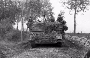 Frankreich-Nord.- 3,7-cm Flak auf Panzer IV auf einer Landstraße; PK 698 — Nordfrankreich