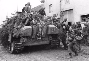 Frankreich-Nord.- Deutsche Soldaten auf einem getarnten Panzer V "Panther" in Ortschaft; PK 698 — Nordfrankreich
