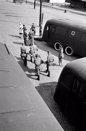 Погрузка раненых в санитарный поезд. Ленинград, [1943 г.] Фото М. Трахмана. Главархив Москвы