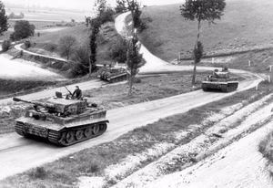 Nordfrankreich, Weg Gournay - Morgny.- drei Panzer VI "Tiger I" (Turmnummern 211, 214) des SS-Panzerkorps "Leibstandarte Adolf Hitler" auf Straße; PK 698 — Nordfrankreich, 49°27'15.5"N 1°41'06.0"E
