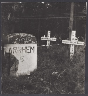 Collectie / Archief : Fotocollectie Spaarnestad Onderwerpen Reportage / Serie : Arnhem '45, Slag om Arnhem Beschrijving : Britse parachutistengraven in de omgeving van Arnhem Annotatie : Twee provisorische graven bij een kilometerpaal met opschrift "Arnhem 6" Trefwoorden : oorlogen, oorlog Fotograaf : Fotograaf Onbekend / Anefo, [onbekend] Auteursrechthebbende : Nationaal Archief Materiaalsoort : Foto (zwart/wit) Nummer archiefinventaris : bekijk toegang 7.000SPAond Inventarisnummer : 24022 Bestanddeelnummer : 24022_041