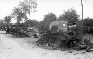 Frankreich, Villers-Bocage.- Zerstörte englische Kraftwagen und Kettenfahrzeuge (u.a. amerikanisches Halbkettenfahrzeug M9 (Half-track Personnel Carrier M9)) auf Landstraße; PK Lfl 3 — Villers-Bocage