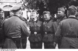 Westfeldzug 1940, EK-Verleihung an Soldaten der Waffen-SS-Totenkopf-Division, am 30.5.1940 an Angehörige des SS-Totenkopf Artillerie in Bailleul — Frankreich