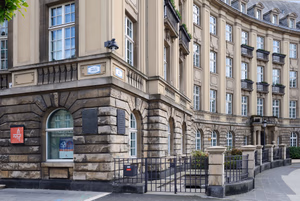 Luxembourg City, building of Banque et caisse d'épargne de l'Etat, avenue de la Liberté and place de Metz. The plaque at the right commemorates the first meeting of the Haute autorité of the European Coal and Steel Community in 1952. The plaque at the left commemorates the presence of the General Omar N. Bradley of the US Army in Luxembourg in 1944 when the City was liberated.