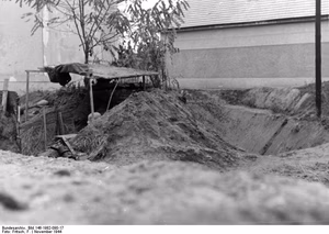 For documentary purposes the German Federal Archive often retained the original image captions , which may be erroneous, biased, obsolete or politically extreme . Ungarn, November 1944 Der Kampf vor den Toren von Budapest. Stellungen am Panzergraben, der sich um Budapest zieht und den Verteidigern der ungarischen Hauptstadt einen starken Rückhalt bei der Abwehr aller bisherigen Eroberungsversuche der Sowjets gab. SS-PK: F.Fritsch 184/13 T.3621