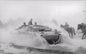 Sowjetunion.- Deutsches Sturmgeschütz III der Sturmgeschütz-Abteilung 192 ("Totenkopf-Abteilung") in Fahrt über staubige Straße; PK 689 — Sowjetunion
