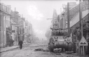 Frankreich, Villers-Bocage.- zerstörter Panzer M4 "Sherman" im Ort; PK Signal-Einsatz — Villers-Bocage