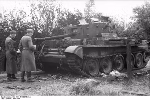 Frankreich, Villers-Bocage.- Soldaten betrachten zerstörten britischer Panzer Cruiser tank VIII Cromwell; Lfl 3 — Villers-Bocage