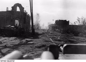 For documentary purposes the German Federal Archive often retained the original image captions , which may be erroneous, biased, obsolete or politically extreme . Russland, Kampf um Stalingrad, Ruinen Scherl: Panzergrenadiere beim Kampf um Stalingrad. Fast nur noch Ruinen sind von den Häusern übriggeblieben. Die Straßen sind bedeckt mit zerschmetterten Waffen und überall steigen die Rauchsäulen der einschlagenden Granaten empor. Scherl Bilderdienst (Prdeundtner) 15.10.42 [Herausgabedatum] ADN-Bildarchiv: II. Weltkrieg 1939-45 Schlacht um Stalingrad: Juli 1942-1943 Fast nur noch Ruinen sind von der Stadt übriggeblieben. Die Straßen sind bedeckt mit zerstörtenWaffen und überall steigen die Rauchsäulen einschlagender Granaten auf. 5635-42 [Sowjetunion.- Schlacht um Stalingrad]