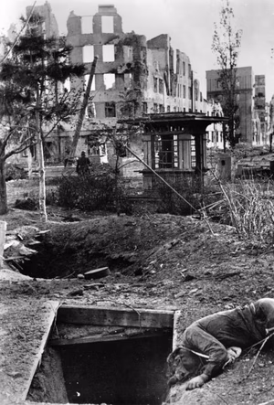 For documentary purposes the German Federal Archive often retained the original image captions , which may be erroneous, biased, obsolete or politically extreme . Russland, Kampf um Stalingrad, Ruinen Scherl: Deckungsgraben und Unterstände in dem Ruinenfeld von Stalingrad. Die Sowjets wehrten sich verzweifelt, und sie mußten erst in erbitterten Kämpfen niedergerungen werden. PK-Aufnahme: Kriegsberichter Bauer-Altvater (Sch) 17.10.42 [Herausgabedatum] ADN-Bildarchiv: II. Weltkrieg Schlacht um Stalingrad: Juli 1942-Februar 1943 Mitten in der Stadt hatten die sowjetischen Truppen Unterstände und Deckungsgräben angelegt und kämpften erbittert gegen die deutschen Invasoren. 5804-42 [Sowjetunion.- Schlacht um Stalingrad]